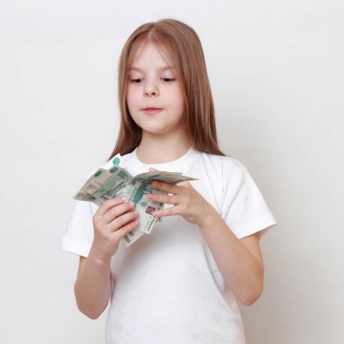 Rus nakit para tutan Avrupa güzel küçük bir kız