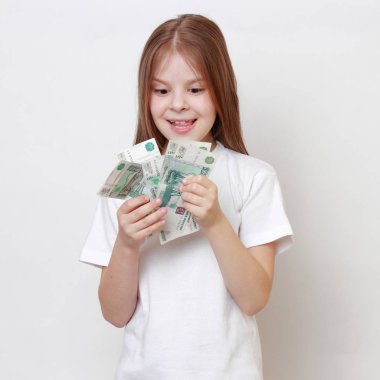 Rus nakit para tutan Avrupa güzel küçük bir kız