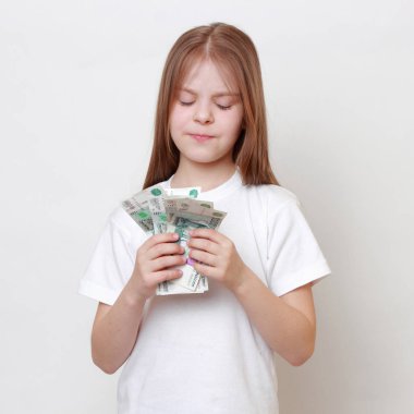 Rus nakit para tutan Avrupa güzel küçük bir kız