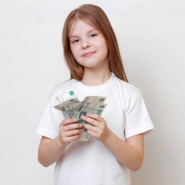 Rus nakit para tutan Avrupa güzel küçük bir kız