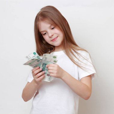 Rus nakit para tutan Avrupa güzel küçük bir kız