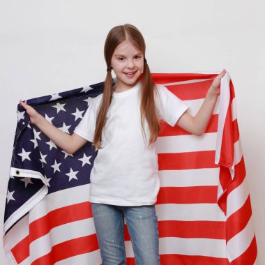 Sevimli küçük kız ve Amerikan bayrağı