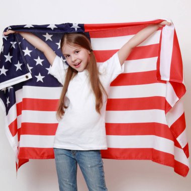 Küçük kız ve Amerikan bayrağı