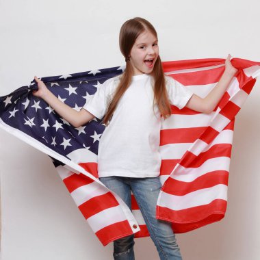 Küçük kız ve Amerikan bayrağı