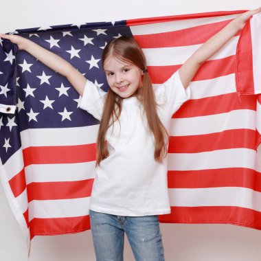 Küçük kız ve Amerikan bayrağı