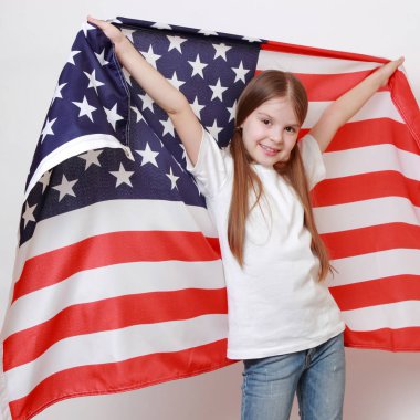 Amerikan çocuk ABD bayrağı tutarak