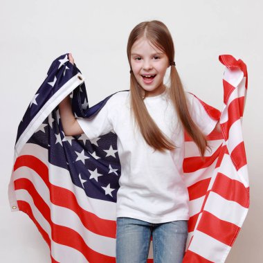 Küçük kız ve Amerikan bayrağı