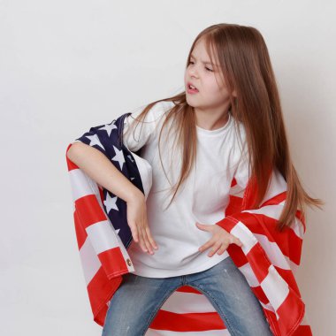 Küçük kız ve Amerikan bayrağı