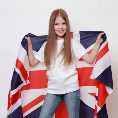 Büyük Britanya (İngiliz bayrağı bir bayrağı tutarak mutlu genç kız)