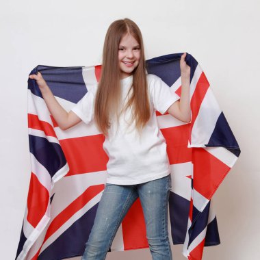 Büyük Britanya (İngiliz bayrağı bir bayrağı tutarak mutlu genç kız)