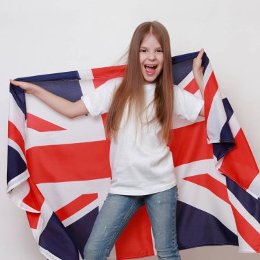 Büyük Britanya (İngiliz bayrağı bir bayrağı tutarak mutlu genç kız)