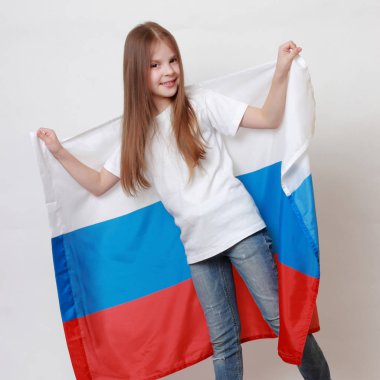 Rus bayrağı ile küçük kız