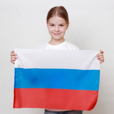 Rus bayrağı ile küçük kız