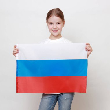 Rus bayrağı ile küçük kız