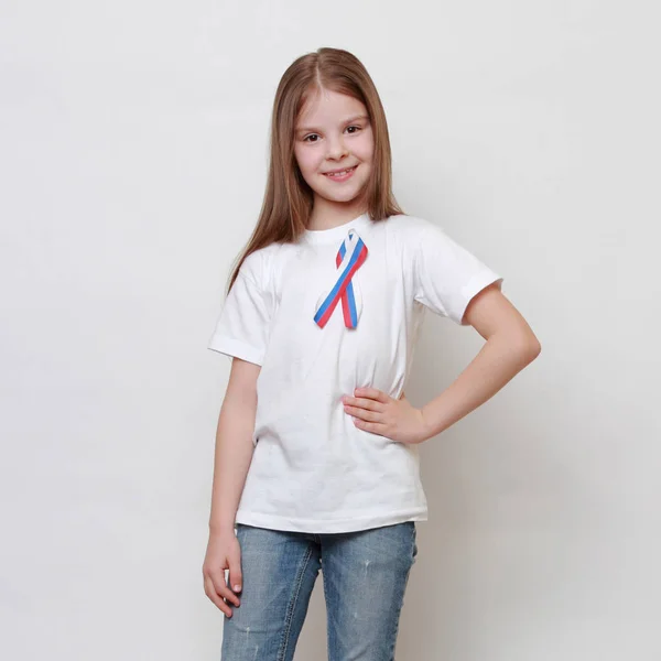 Rus Bayrağı Kurdele Ile Küçük Kız — Stok fotoğraf