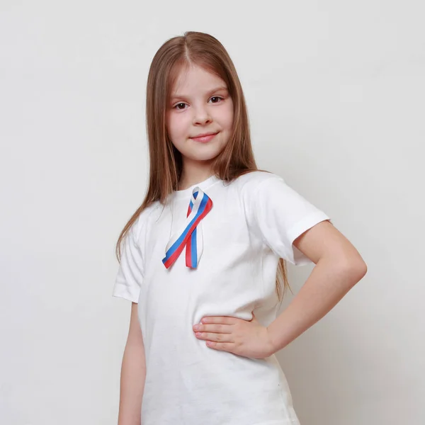 小女孩用俄罗斯国旗丝带 — 图库照片