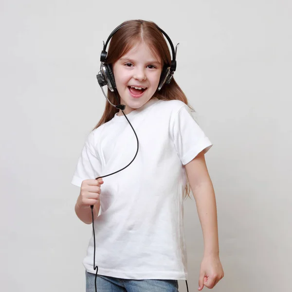 Fashion Little Girl Headphone Singing — Stock Photo, Image