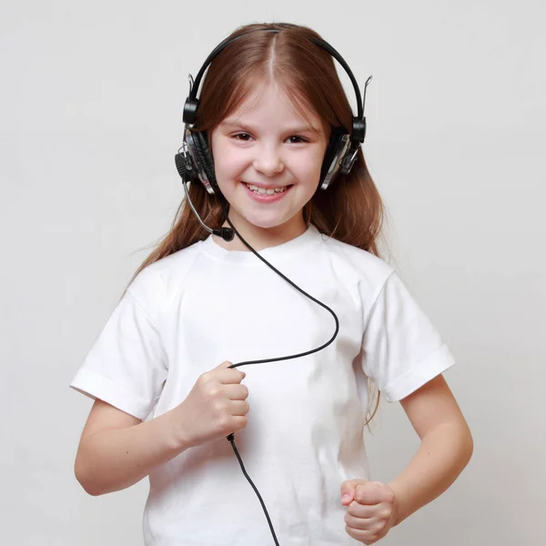 时尚耳机唱歌的小女孩 — 图库照片