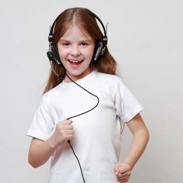 Mode Kleines Mädchen Mit Kopfhörergesang — Stockfoto