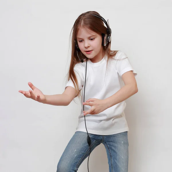 Fashion Little Girl Headphone Singing — Stock Photo, Image