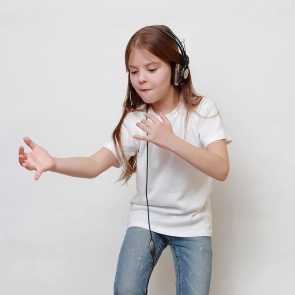 Mode Kleines Mädchen Mit Kopfhörergesang — Stockfoto