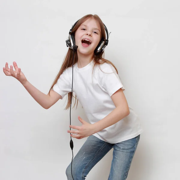 时尚耳机唱歌的小女孩 — 图库照片