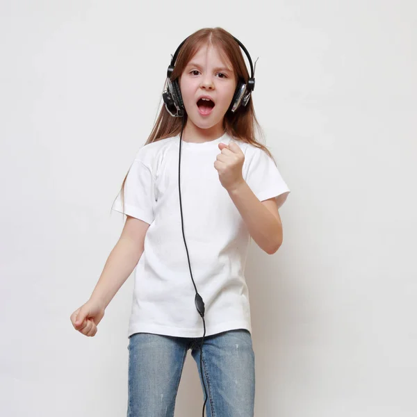 Meisje Met Hoofdtelefoon Zingen Mode — Stockfoto