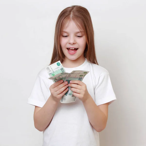欧洲漂亮的小女孩 持有俄罗斯现金货币 — 图库照片