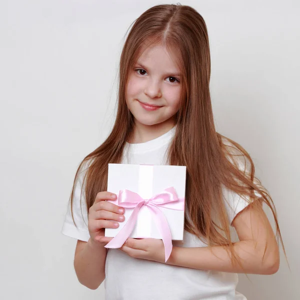 小女孩和礼物盒 — 图库照片