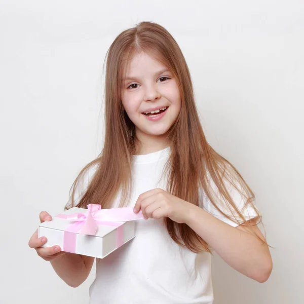 Kind Hält Eine Geschenkbox Zum Thema Urlaub Der Hand — Stockfoto