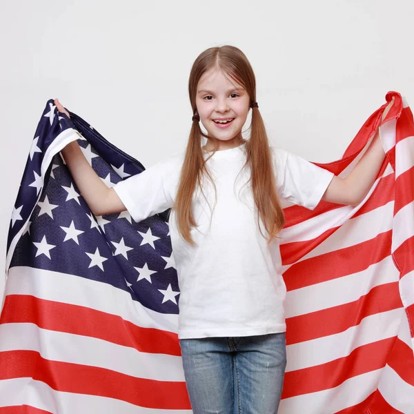 Küçük kız ve Amerikan bayrağı