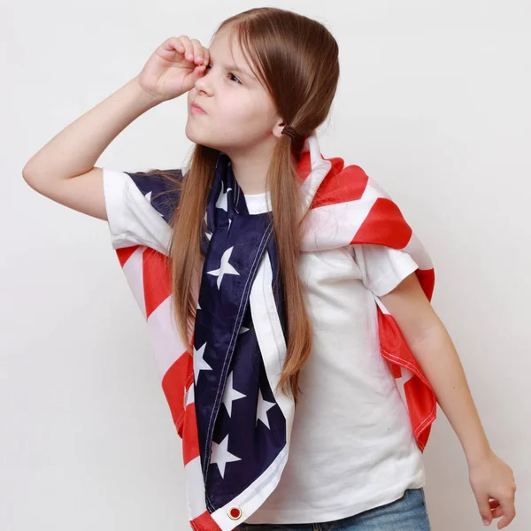 小さな女の子とアメリカの国旗 — ストック写真
