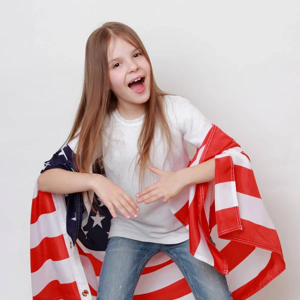 Liten Flicka Och Amerikansk Flagga — Stockfoto