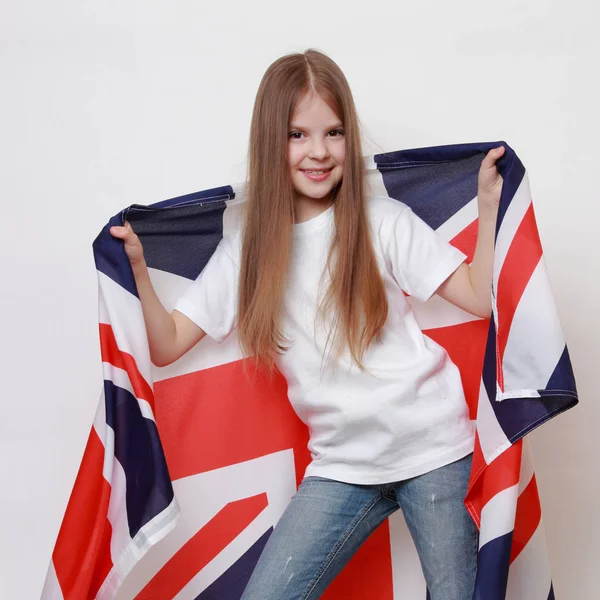 快乐的年轻女孩 持有的大不列颠 英国国旗的一面旗帜 — 图库照片