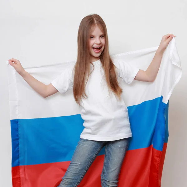 小さな女の子は ロシア国旗を保持 — ストック写真