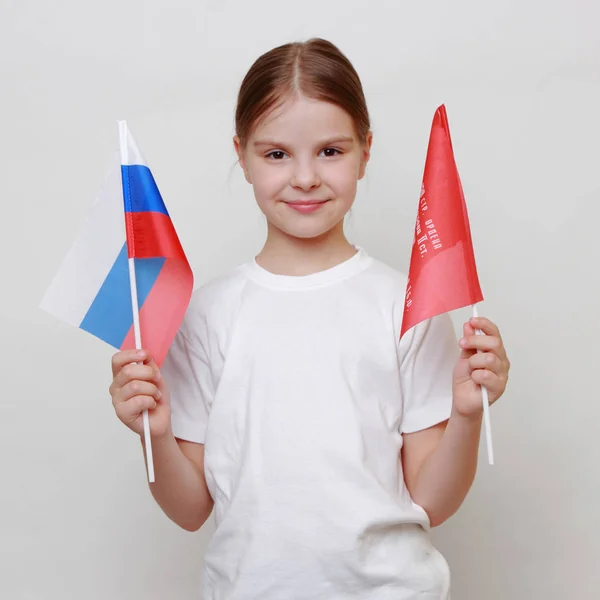 Dumny Dziewczynka Trzymając Flagi Narodowej Federacji Rosyjskiej Rosja Sztandar Zwycięstwa — Zdjęcie stockowe