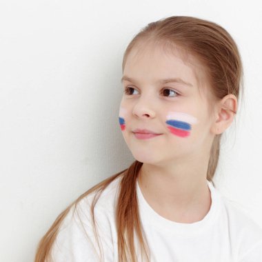 Gülen mutlu küçük kız Rus bayrağı simgesi olan