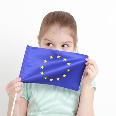 çocuk ve Avrupa bayrağı