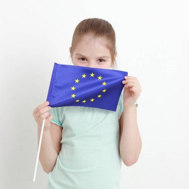 çocuk ve Avrupa bayrağı