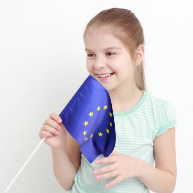 çocuk ve Avrupa bayrağı