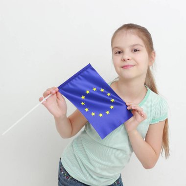 çocuk ve Avrupa bayrağı