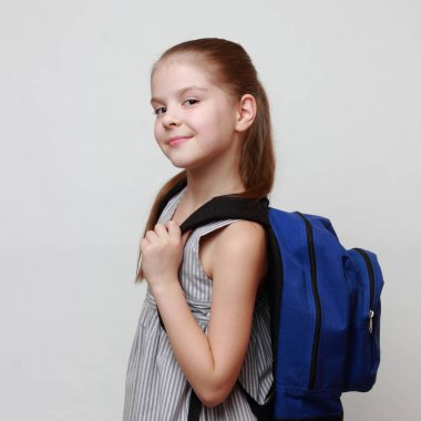 Güzel güzel ve duygusal küçük kız portresi