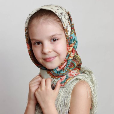 Beautifl Rus geleneksel Pavloposadskij Fularlı küçük kız