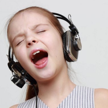 Güzel güzel şarkı söylüyor