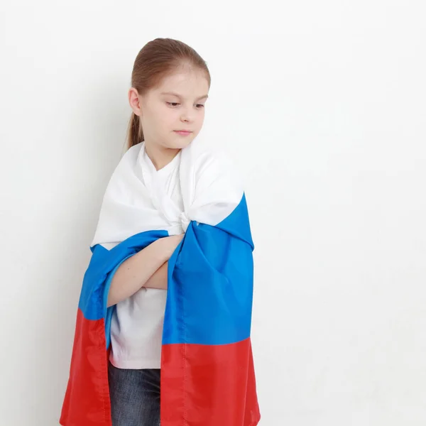 スマイリー ロシア国旗のシンボルとの幸せな女の子 — ストック写真