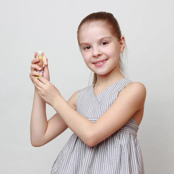 Smiley Caucasien Petite Fille Tenant Lapin Jouet Céramique Pendant Les — Photo