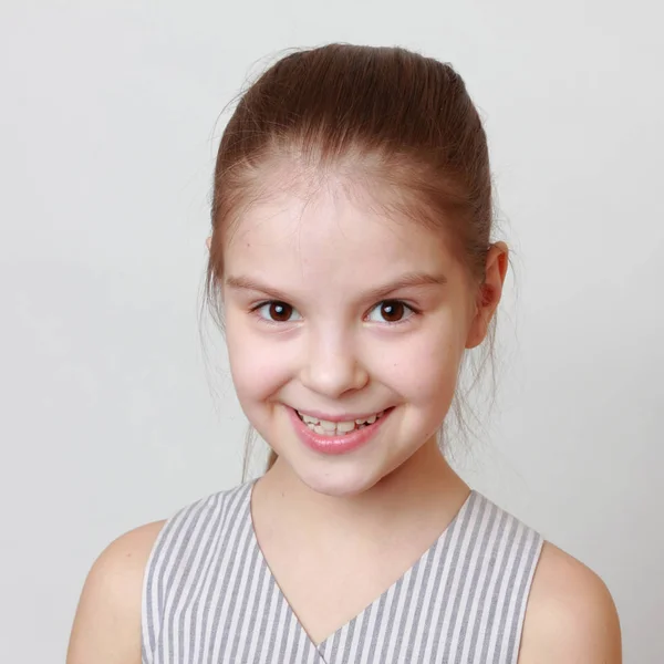 Adorable Smiley Renkli Sulu Sonu Tutan Küçük Kız — Stok fotoğraf