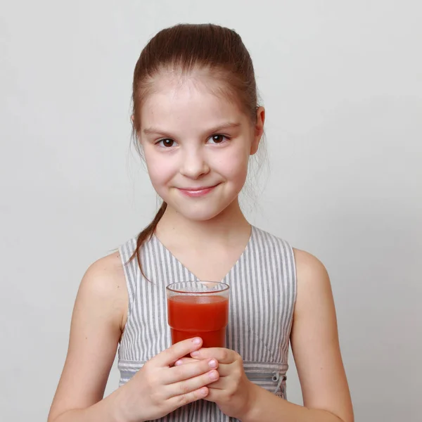 Bedårande Och Glad Liten Flicka Håller Tomatsaft Glas — Stockfoto