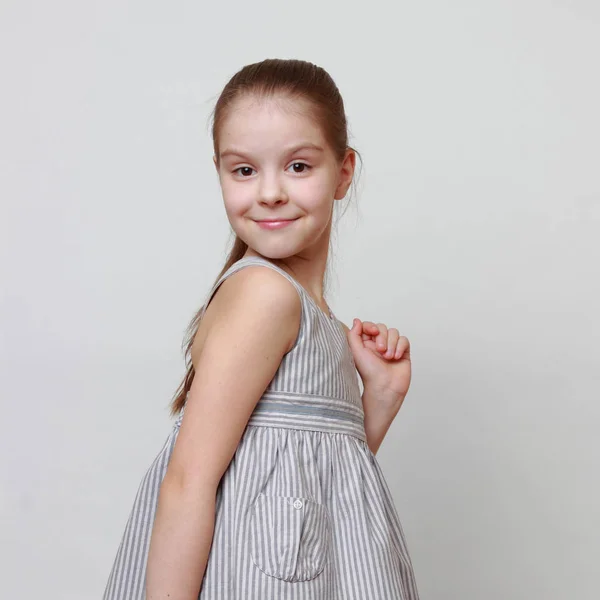 Gyönyörű Kicsi Lány Pózol Mint Divat Modell — Stock Fotó