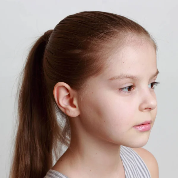 Piękny Mały Dziewczyna Pozuje Jako Modelka — Zdjęcie stockowe